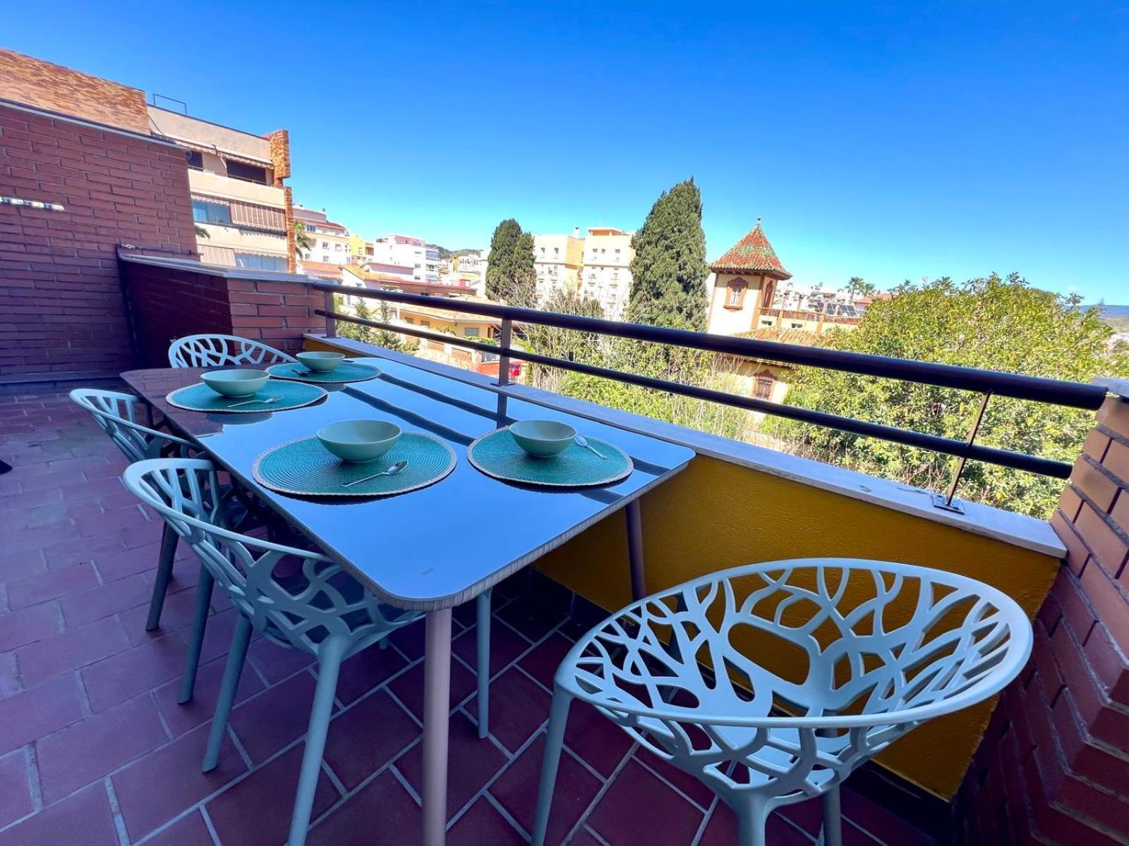 Urban Retreat With Views & Terrace Apartment *